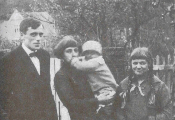 Марина Цветаева с мужем и детьми. 1925 г.
