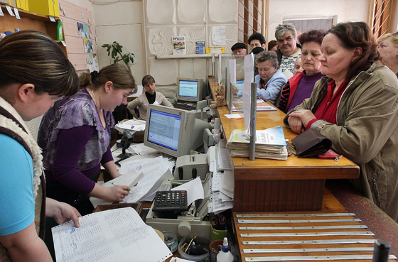 Пенсии в российских рублях начали выдавать в Крыму