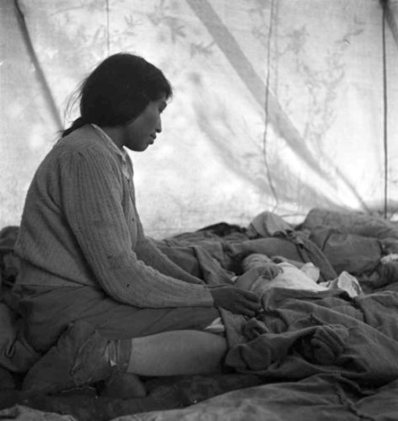 Гордон Паркс, «Мать следит за больным ребенком, Йеллоунайф, Канада», 1945