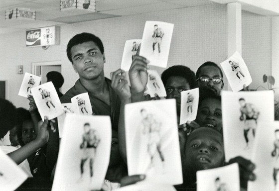 Гордон Паркс, «Мохаммед Али дает автографы юным фанатам, Майами, Флорида», 1970