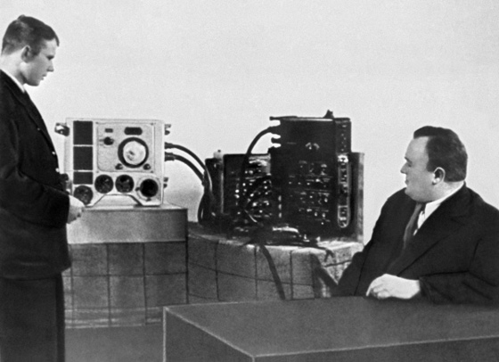 Сергей Королев принимает экзамен по материальной части корабля «Восток» у Юрия Гагарина, 1961