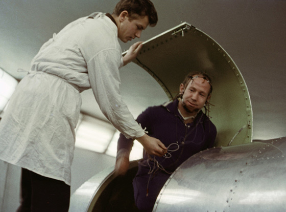 Алексей Леонов садится в кабину центрифуги во время тренировок в Центре подготовки космонавтов, 1964