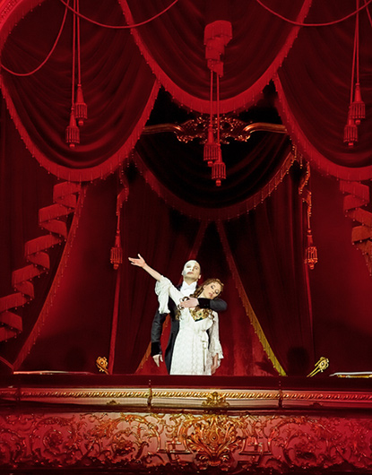 Открытием Церемонии стал номер из мюзикла «Призрак оперы» в исполнении Анны О`Бирн и Джона Оуэнна Джонса