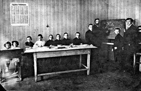Ойсель Кржевин, прадед Кати Петровской, со своими глухо-немыми учениками Киев, 1916 год