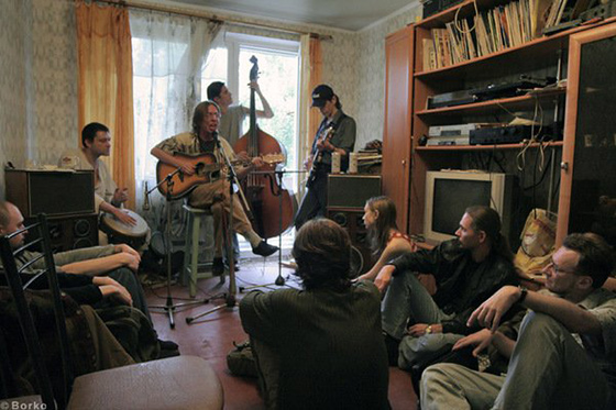 Сергей Гурьев (в нижнем правом углу) слушает квартирный концерт "Белканов Бэнд"