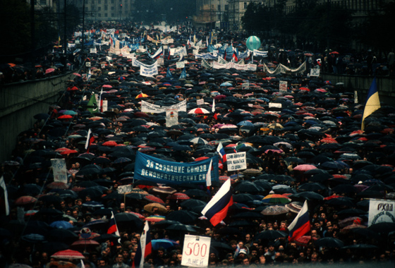Весна 1990 г. Одно из крупнейших в Москве шествий по Садовому кольцу, закончившееся митингом на Манежной