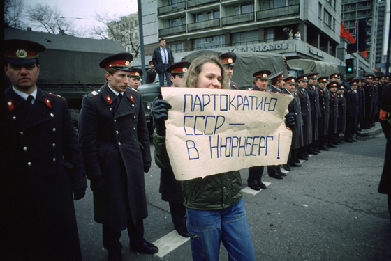 1989 г., угол Дмитровки и Садового. Шествие по Новослободской ул. планировалось закончить митингом на Манежной, но милиция не пустила людей в центр дальше Садового кольца. Самые радикальные группы, вроде «Демсоюза» Новодворской или анархистов, собирались на Пушкинской площади