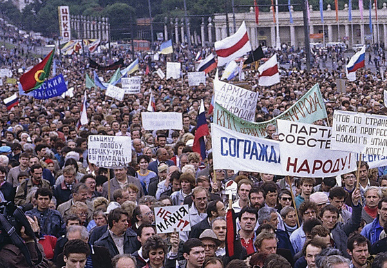 Парк культуры. Над стотысячными шествиями развевались национальные флаги, под которыми республиканские «Народные фронты», еще не заклейменные «национал-фашистами», боролись за независимость от СССР. Российский триколор был там равным среди них — уже не запрещенный, но еще не ставший государственным и не несущий на себе тяжесть имперской идеи