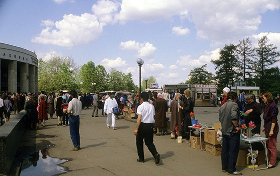 Торговля у станции метро «ВДНХ». 1990-е
