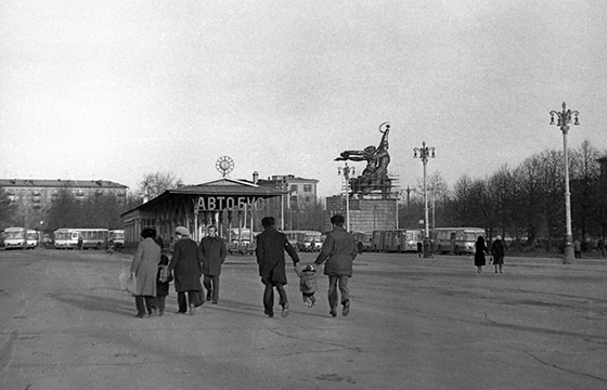 «Рабочий и колхозница» у Северного входа ВДНХ. 1970-е