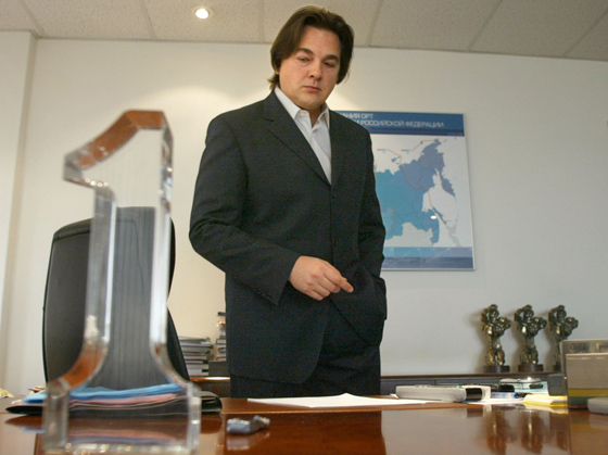 Генеральный продюсер ОРТ Константин Эрнст в своем рабочем кабинете. 2002