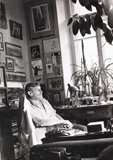 Виктор Некрасов в своем кабинете. Киев, август 1974 г.