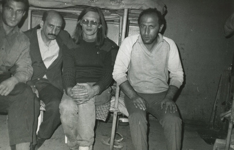 Сотрудники журнала «Гласность» Сергей Григорьянц (второй слева) и Андрей Шилков (в центре), арестованные после прибытия в Ереван, март 1988 г.