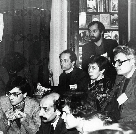 Конференция Клуба независимой печати, в первом ряду слева направо: Дмитрий Волчек, Сергей Григорьянц, Сергей Митрохин; вверху — Кирилл Подрабинек и Александр Подрабинек (стоит), 1988 г.