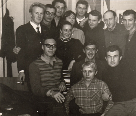 На Физтехе. Вместе со своей группой после исключения из комсомола (1970 г.) Бахмин — в верхнем ряду третий справа