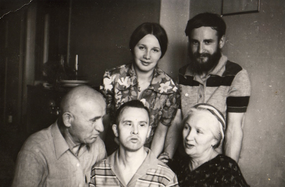 В доме у семьи генерала Григоренко. Бахмин с женой, Петр Григорьевич, Зинаида Михайловна и её сын