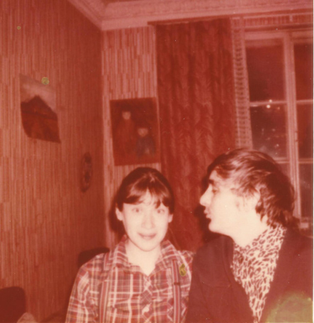  Вера Лашкова и Сергей Ходорович в квартире Александра и Арины Гинзбург, Москва, середина 1970-х