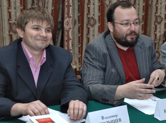 Владимир Голышев и Станислав Белковский во время презентации своей книги «Бизнес Владимира Путина»