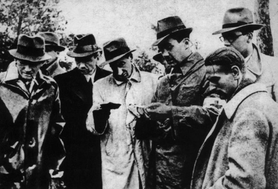 Юзеф Мацкевич (в центре, в белом плаще) во время эксгумации тел в Катыни