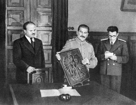 Сталин получает подарок от делегации из Варшавы.  Москва, 15 ноября 1944 г.