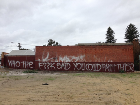 Стена в австралийском городе Перт, где был уничтожен рисунок художника Stormy Mills 