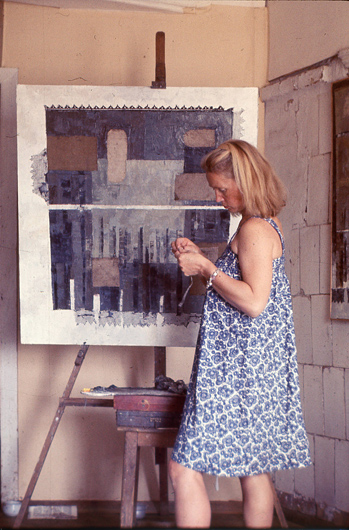 Лидия Мастеркова в своей мастерской в деревне Прилуки, ок. 1966