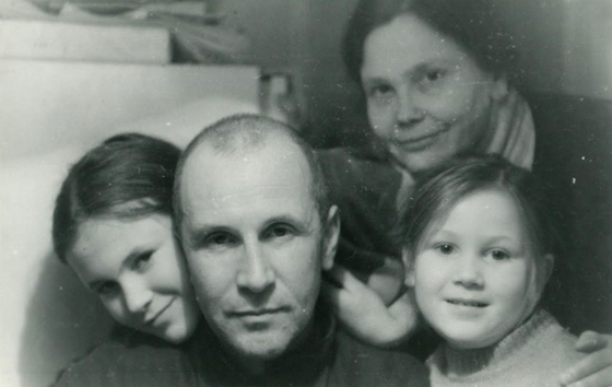 Лев Тимофеев с семьей после освобождения из лагеря, Москва, 1987