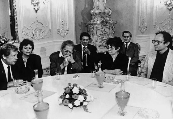 Слева направо за столом: Вацлав Гавел, Елена Боннэр,  Наталья Горбаневская, Павел Литвинов. Прага, 1990 г.