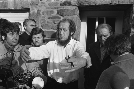Александр Солженицын в Кельне, 1974 год. Первая пресс-конференция в ФРГ. Справа- Генрих Белль