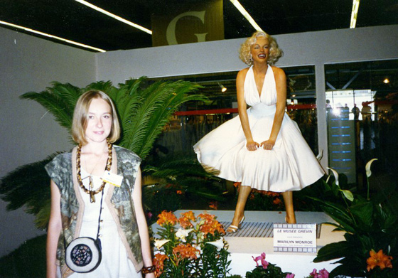 Елена Вышинская на салоне Prêt-à-Porter Paris рядом с фигурой Мэрилин Монро