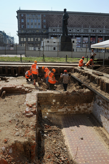 Археологические раскопки на Триумфальной площади, июль 2011 г.