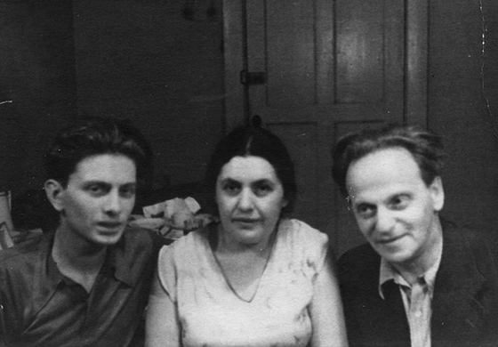 Александр Лавут с родителями, Павлом Ильичом и Евгенией Наумовной. Москва, 1949