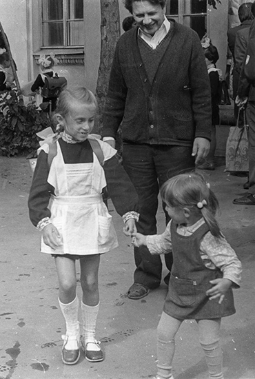 1 сентября 1979 года. С внучками Женей и Олей. Москва