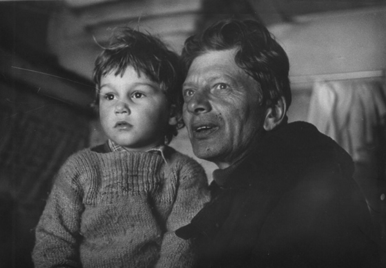 Александр Лавут с внуком Яшей. Чумикан, 1984