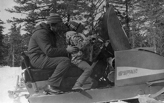 Александр Лавут с внучкой Олей на снегоходе «Буран». Чумикан, 1984