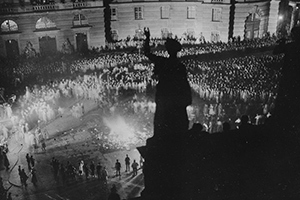 «Только наши книги? В прежние времена вместе с ними сожгли бы и нас самих»
